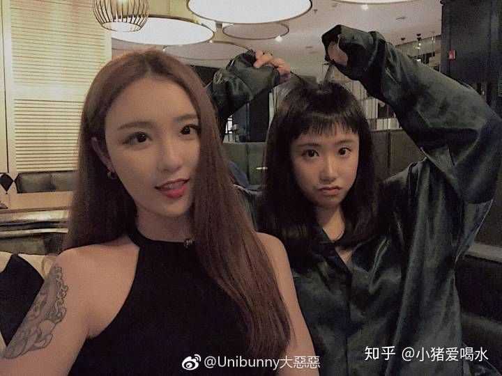 李佳隆女朋友就属于可爱的类型鸭 小兔子就是后面那个有着可爱刘海的