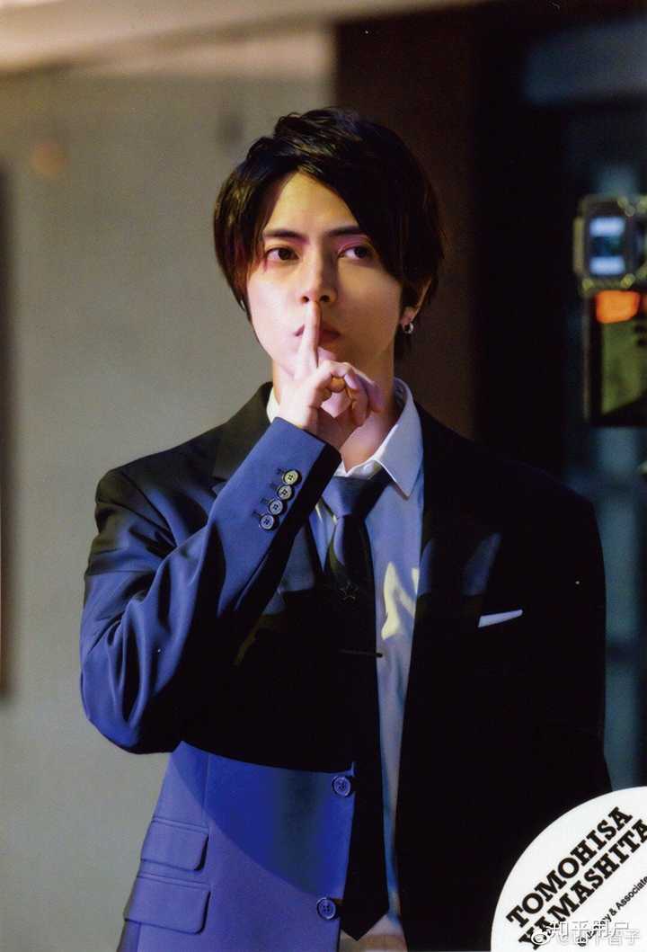 为什么日系摇滚乐团里总有几个神颜,而偶像团体的颜值