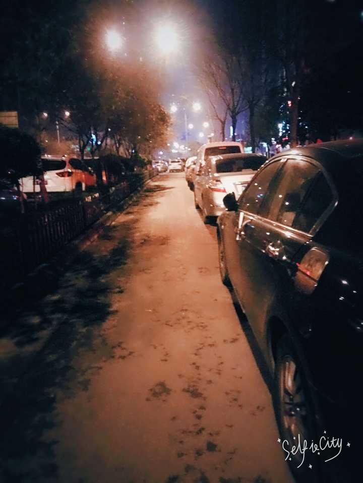 一个人走回家.