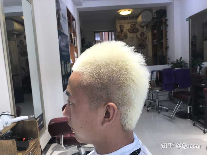 男生染发染了一个很夸张的颜色是什么体验?