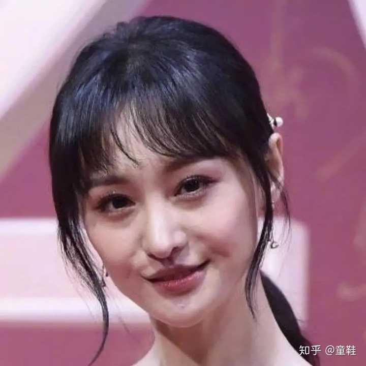 郑爽就是很典型的 突然暴瘦形成的法令纹.