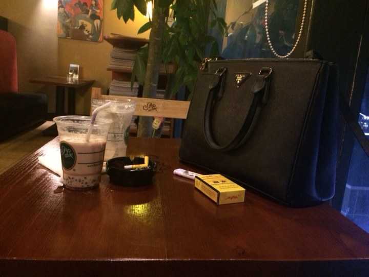 圣诞礼物 prada杀手包 忽略桌子上的烟 在国内拍的 重点是小哥送的