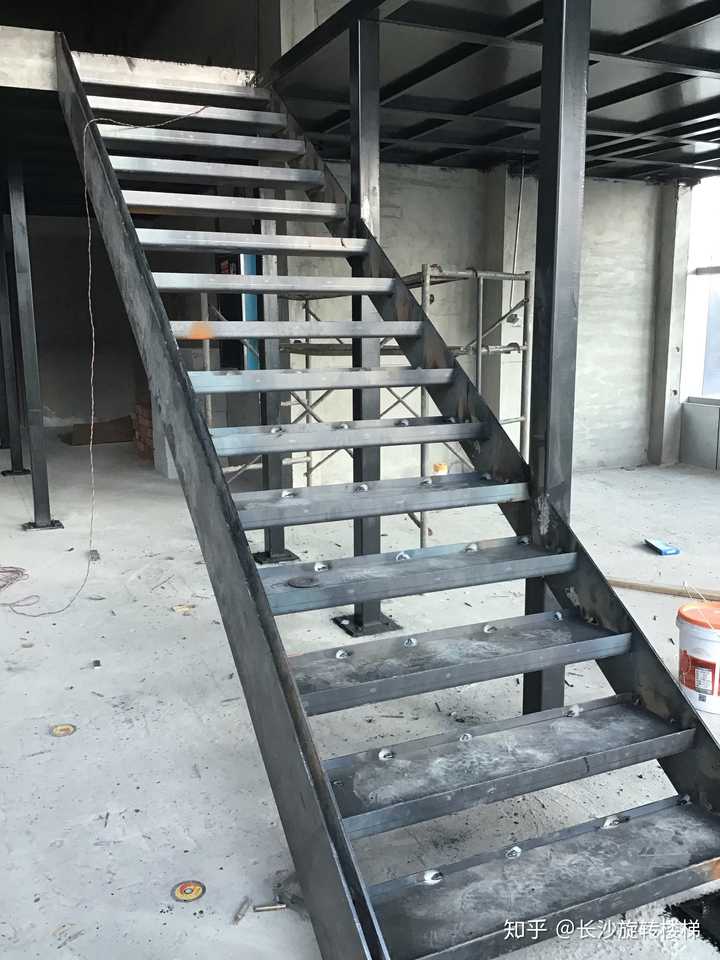 钢架焊的楼梯踏步如何做水泥批嵌效果?