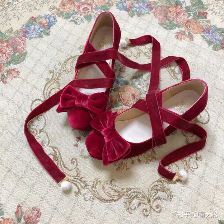 红色洛丽塔配什么颜色鞋子?