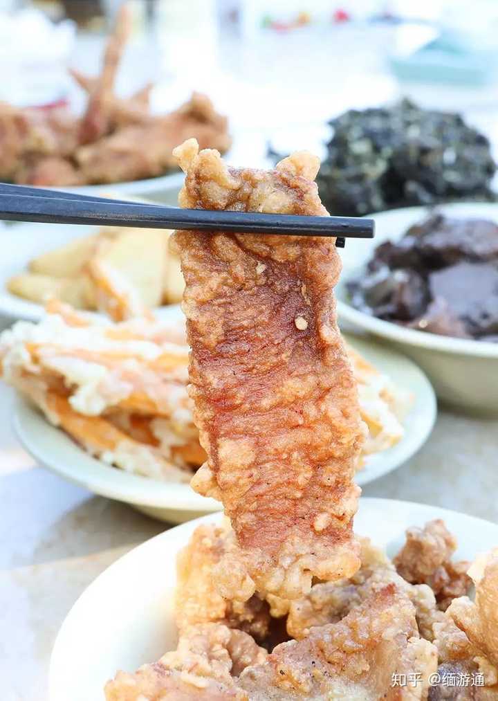 山顶能俯瞰整个泉州,清源山上小吃很多,可以一边喝茶一边品当地美食.