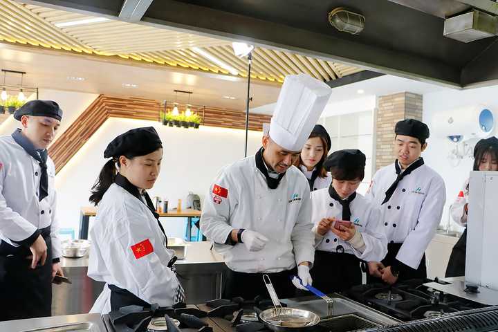 我们学校有西式烹调师初级和西式烹调师中级培训哦