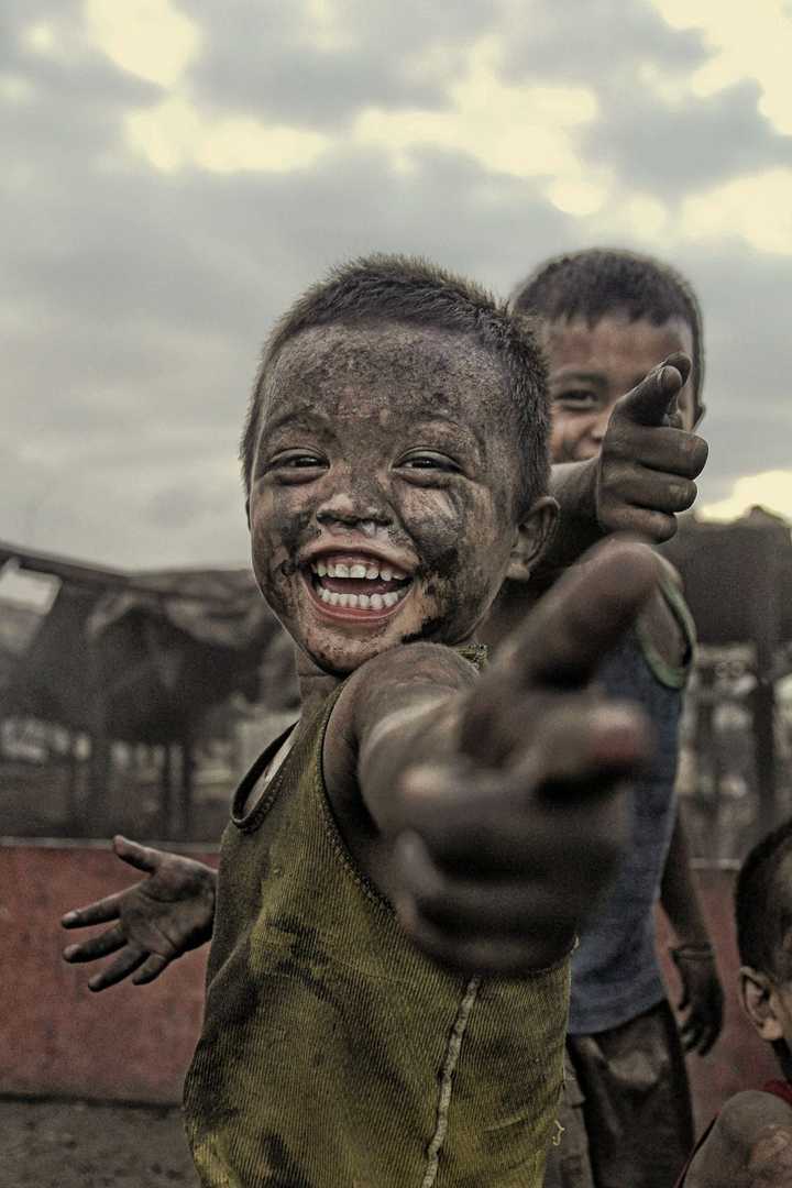 我也很喜欢这张照片,孩子们在泥泞中纯真的笑脸,很有冲击力!