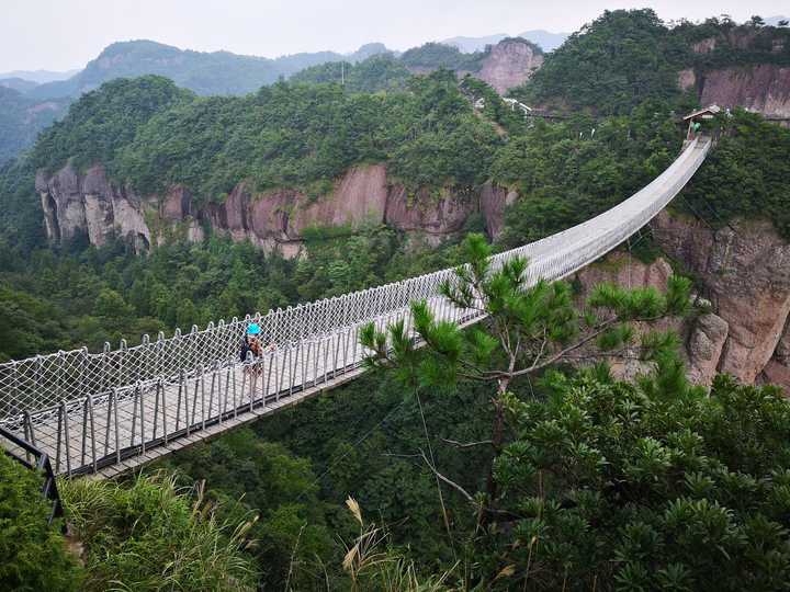 另外,每年六月,神仙居景区(北)入口处的薰衣草渐次开放,美若仙境.