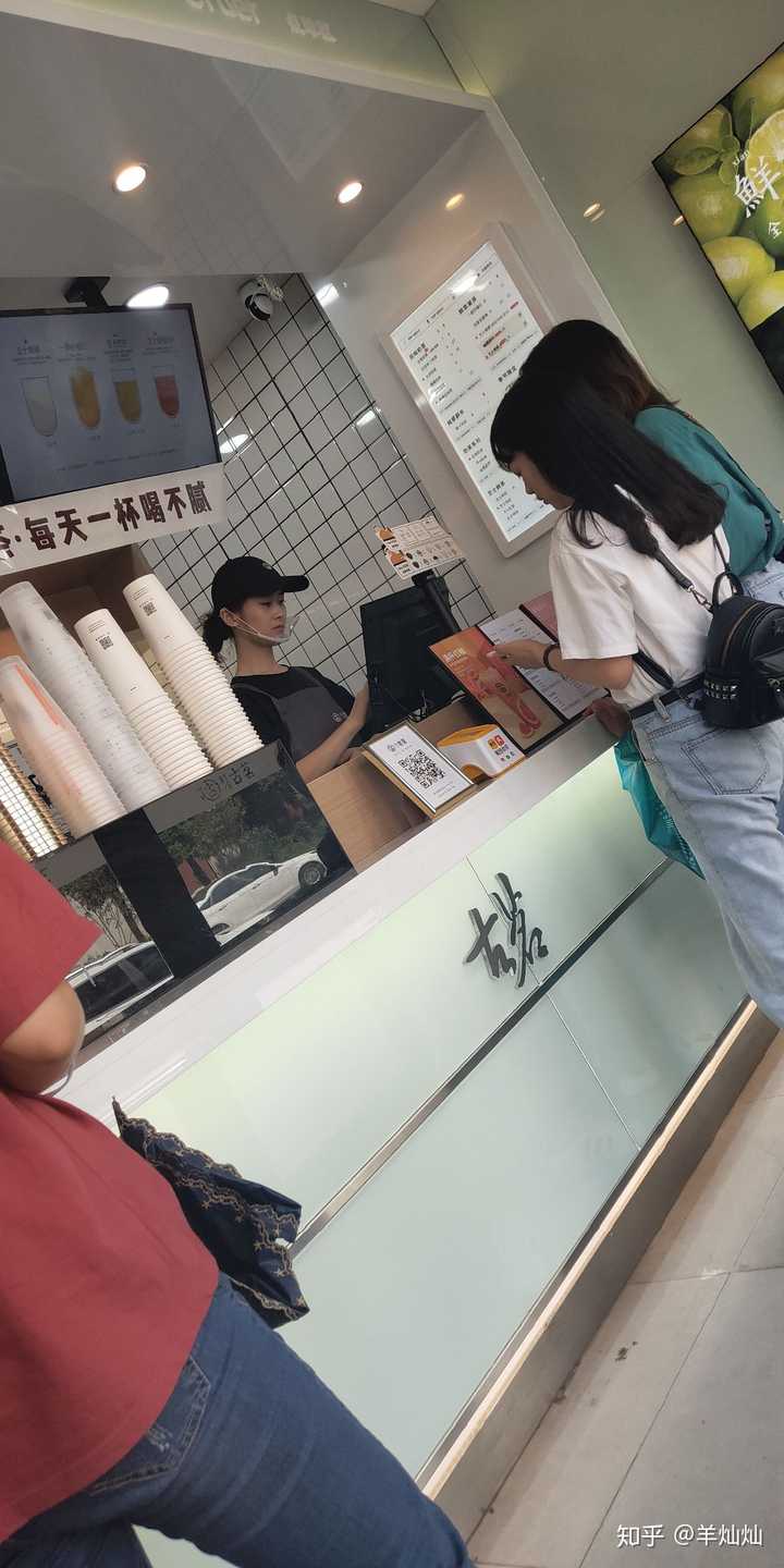 某天下班路过奶茶店,卖奶茶的小姐姐真的好好看.