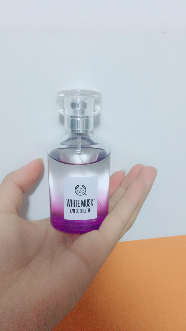 嗯,最近吃了@ritaw的一记安利,入手了一瓶the bodyshop  white musk.