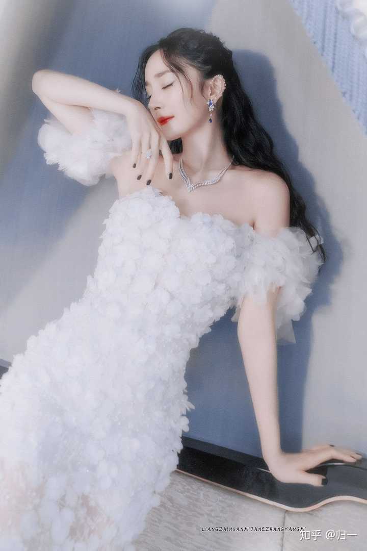 杨幂有哪些值得保存的出圈神图?