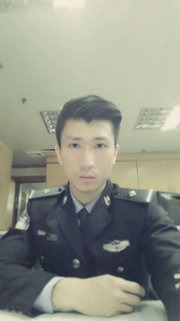 警察会认为自己穿制服很帅吗?