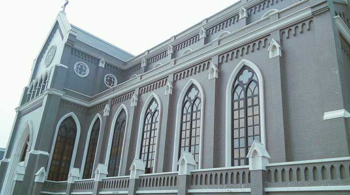 盐城响水农村寺庙很少,教堂很多,而且春联什么的也与基督教有关,这是