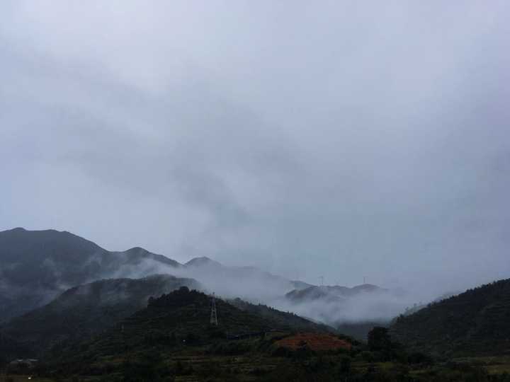 最近一直小雨绵绵,阴雨天气家门口的山是这样的,有很多时候云会笼罩住