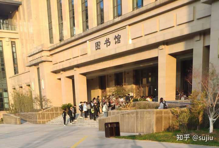 如图,考试周早上7点多还没开门的图书馆门口