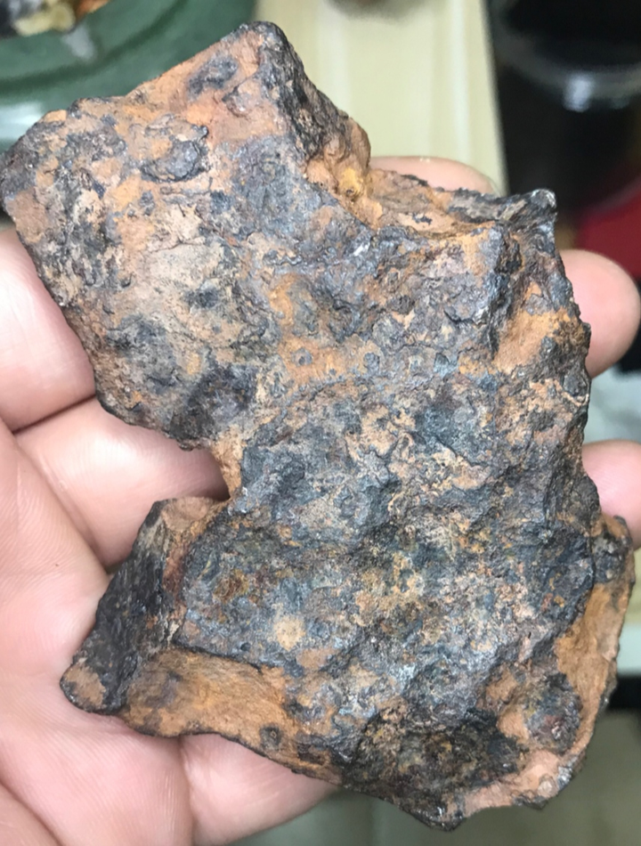 kamil富镍无纹铁陨石和中国火焰山铁陨石,由于坠落地都位于沙漠,沙漠