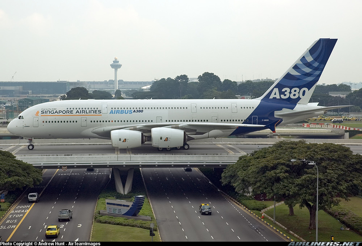 波音747a380等四发动机机型为什么外侧两个发动机要距离那么远对机翼