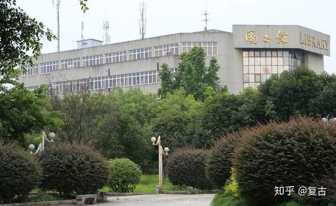 电子科技大学的宿舍条件如何?校区内有哪些生活设施?