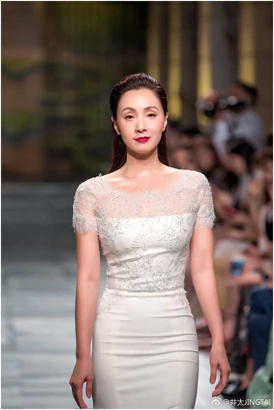 陶虹大家可能比较熟悉陶虹在《春光灿烂猪八戒》里饰演美丽活泼的小