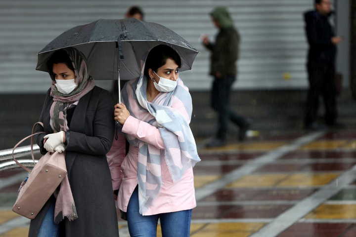 伊朗街头戴着口罩的女子.