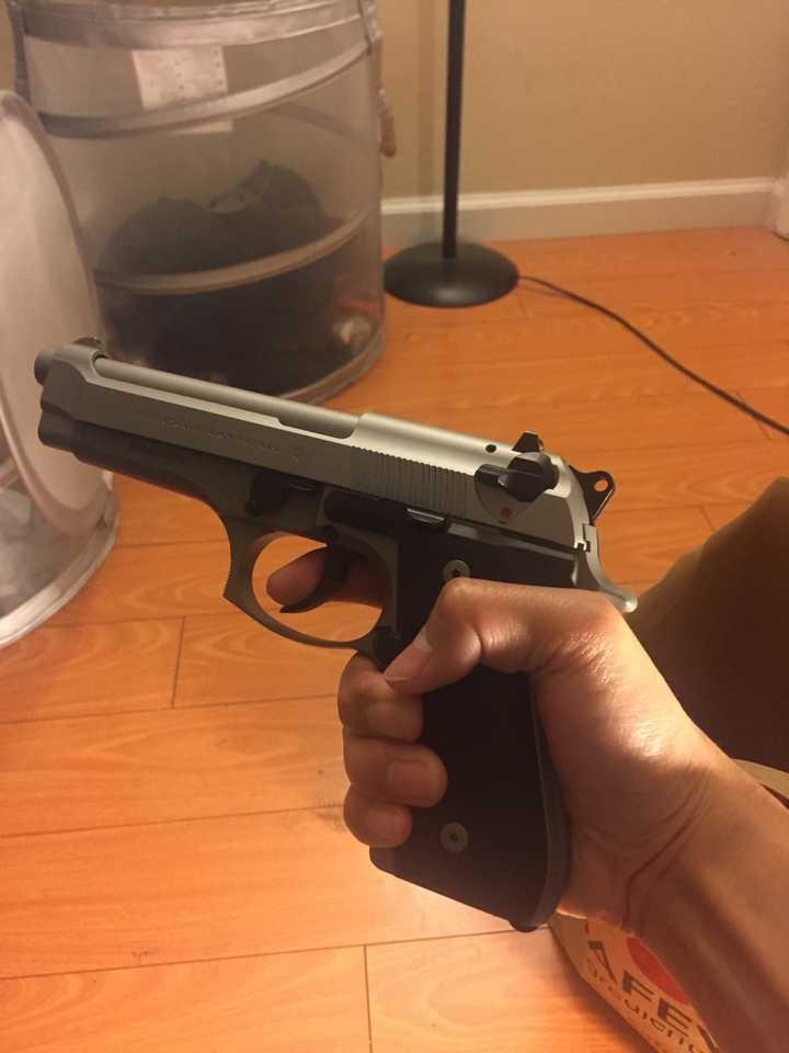 拿在手里不禁会想,电影那些单手拿枪射击的人手劲真大… 第二感觉就是