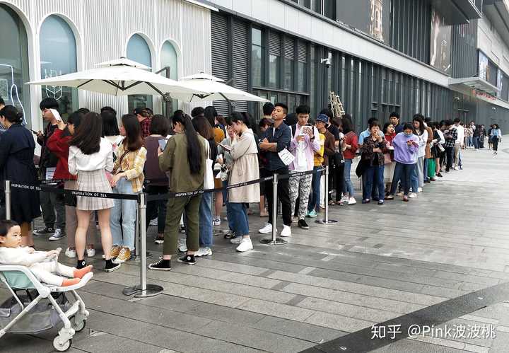 喜茶排队三小时就为一杯奶盖.