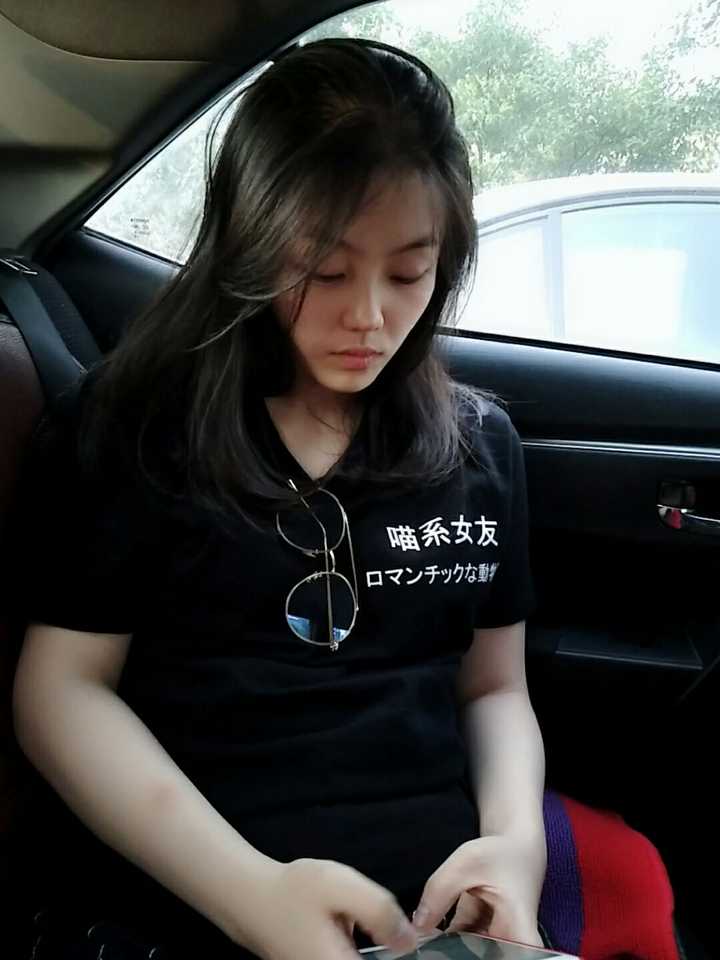 女生有个特别漂亮的女朋友是什么体验?