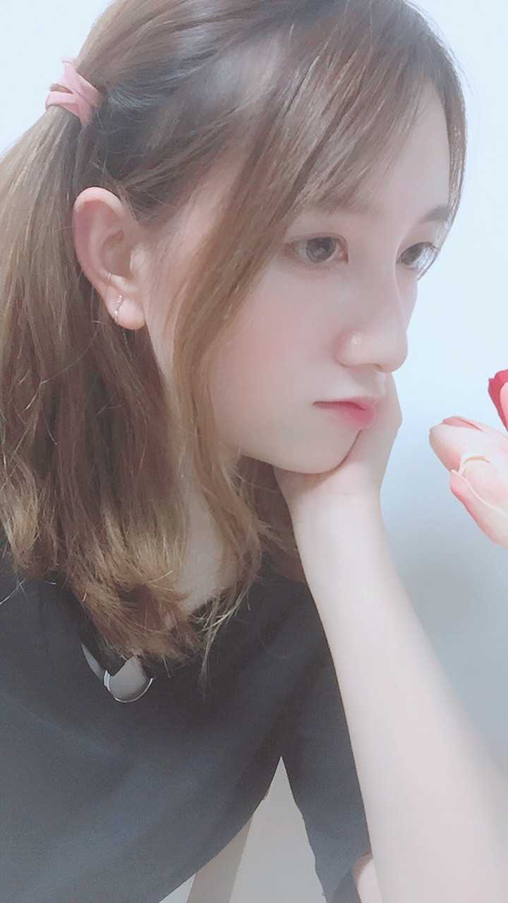 此外还可以做一些中庸的选择,比如半梳半不梳的披肩双马尾,下图我标