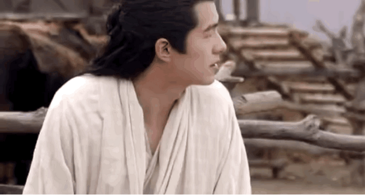 去年的高能少年团有一期 要嘉宾量体重 小董称体重的时候刘昊然在后面