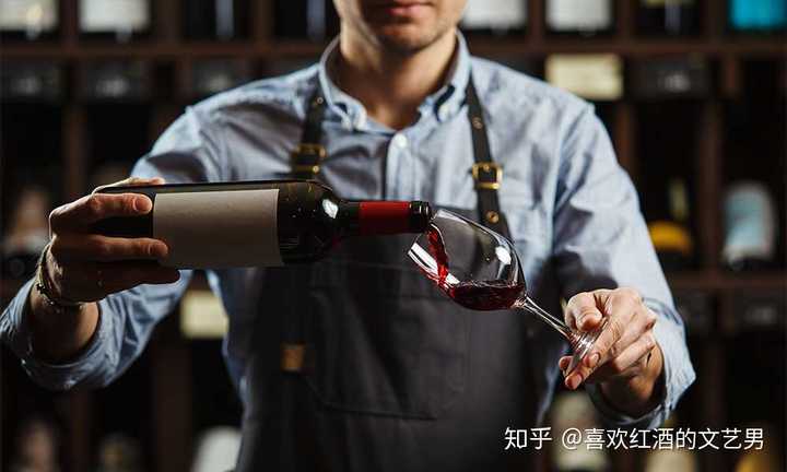 服务员正式倒红酒之前为什么要先倒给一个客人试一下?