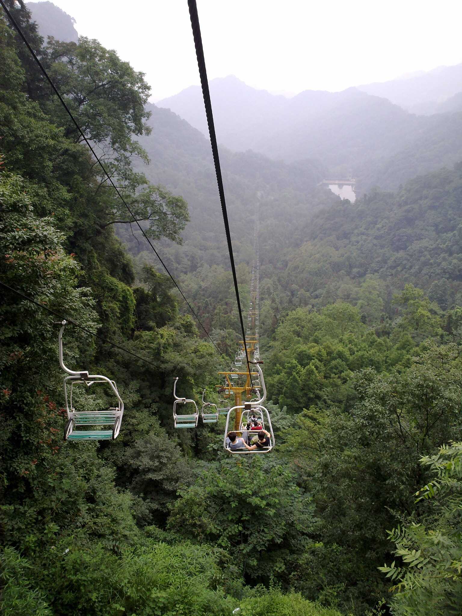 市区内我去了青城山都江堰乐山大佛 然后飞黄龙机场,特别颠簸!