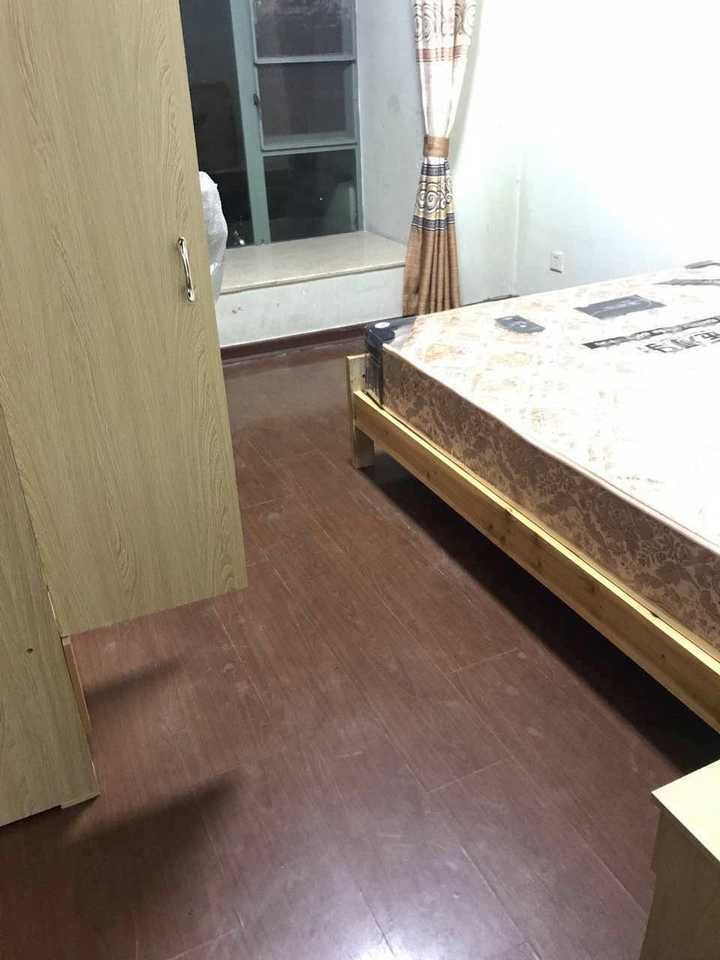很脏的地板,还有霉迹