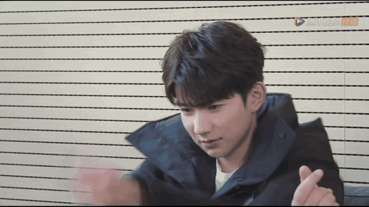 下面送给您王源排山倒海式的比心