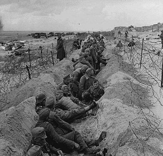 二战中,一只部队突然被袭击,是怎么出现战壕的,现挖有那么快吗?