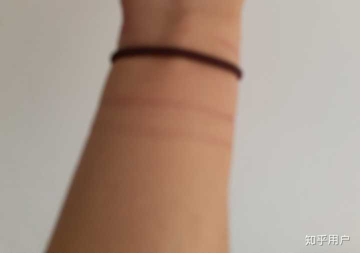 男生手上戴了皮筋是什么意思?