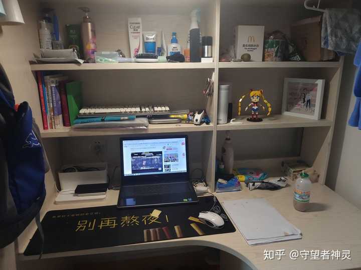 作为一个大学生,你的寝室桌面是什么样子的?