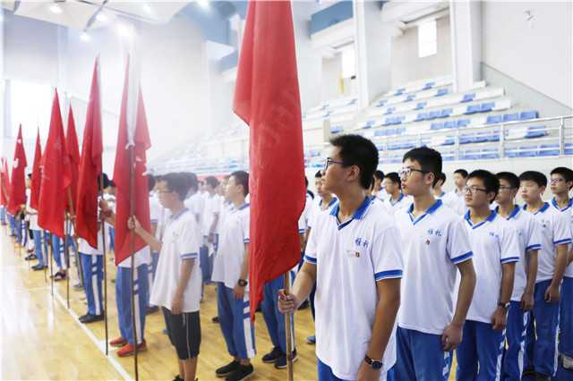 雅礼中学校服真的真的很好看啊 在大学总是惆怅为什么每天要挑衣服