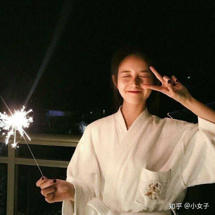 找一张很美的女孩与烟花的图片,蓝色调,以前在知乎的头像话题中看到过