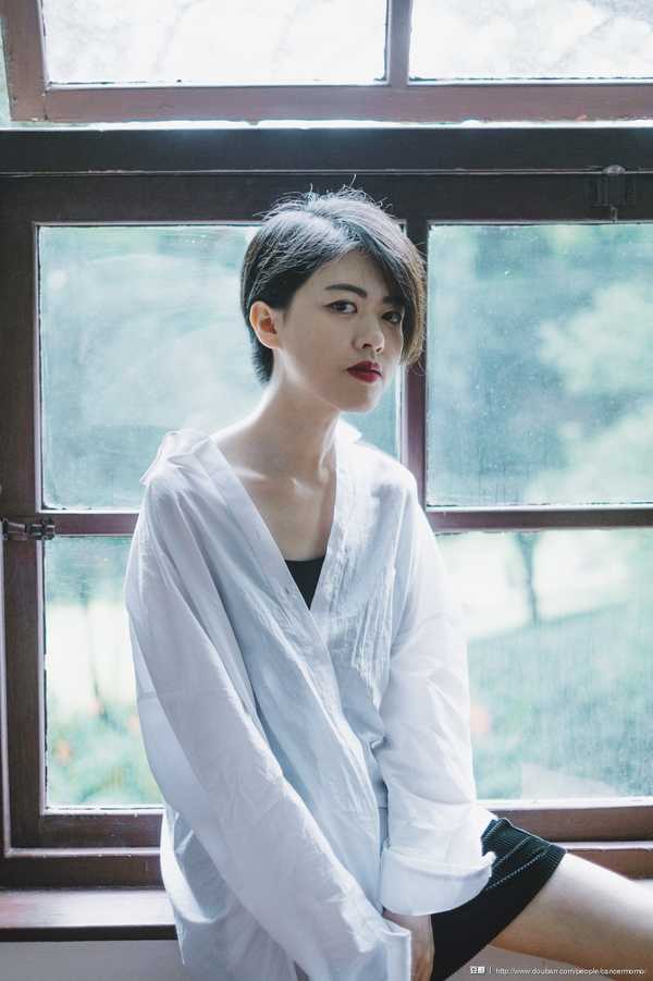 短发女生拍写真怎么摆姿势表情好看?