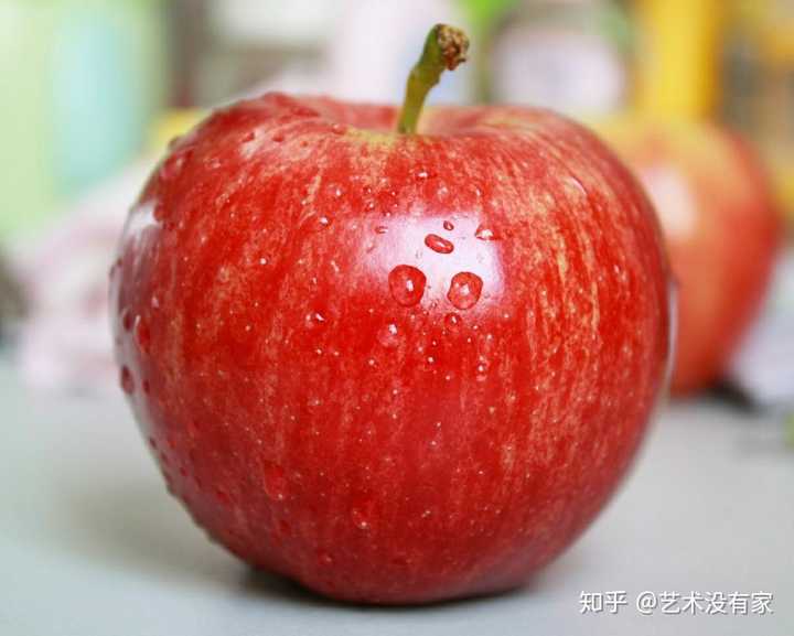 这么看,它确实只是一个简单的红苹果 但是把它细化了看就是一个个色块