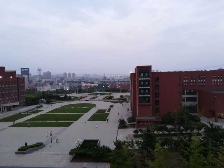 大连理工大学(开发区校区)的图书馆或教室环境如何?是否适合上自习?