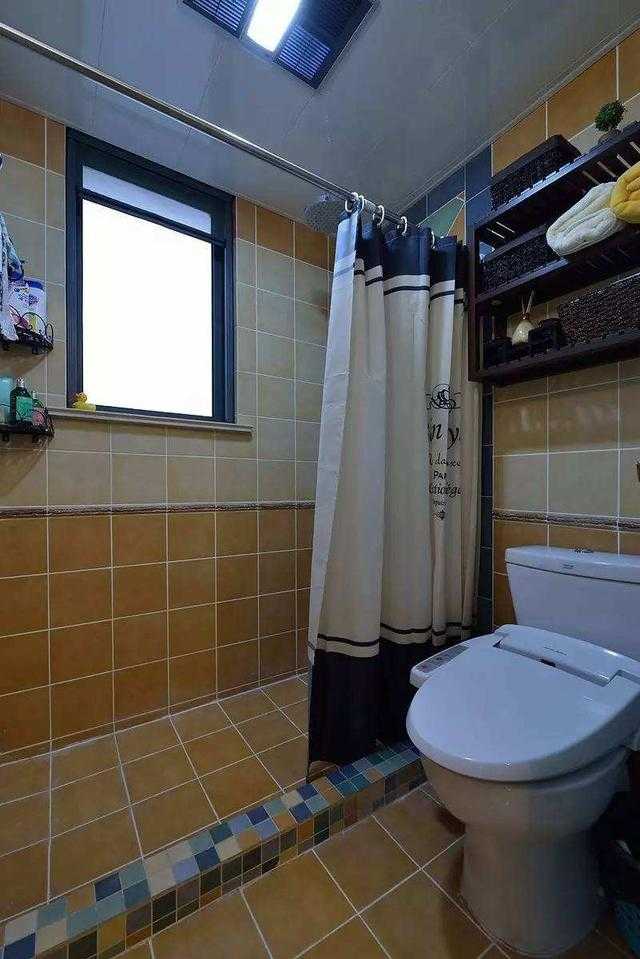 这种扇形淋浴房其实占用的空间非常小,哪怕是3平方米的小卫生间最能