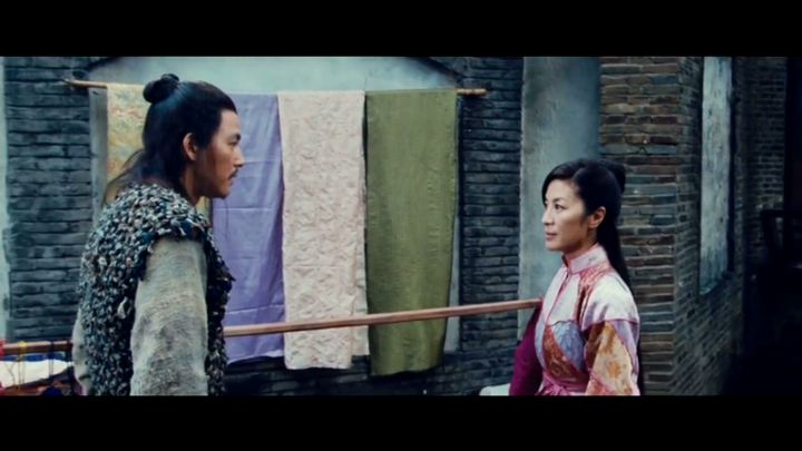 故事里杨紫琼演的杀手细雨退隐江湖,卖布掩饰身份,郑雨盛演的快递员