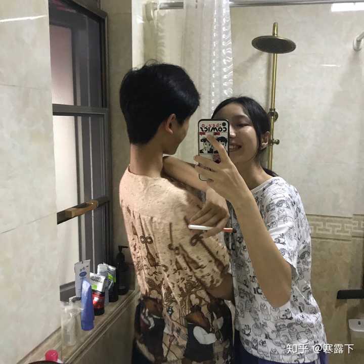 女朋友穿lolita的时候,男友该搭配什么衣服?