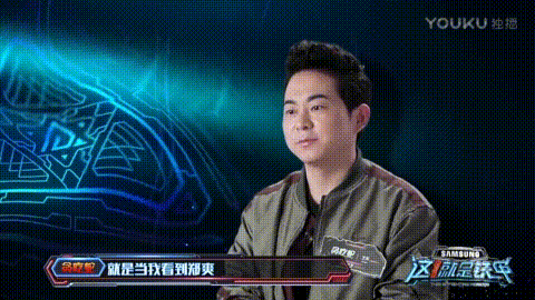 跪服) 突然发现截图里站在弹射对长旁边的小胖哥哥,眼神和表情很懂嘛