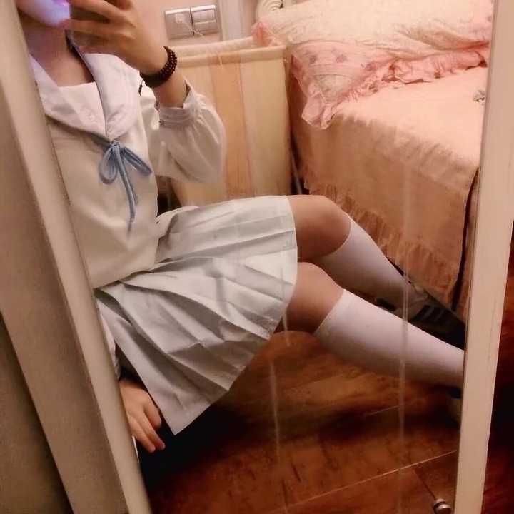 有一个喜欢穿jk制服的女朋友是种什么体验