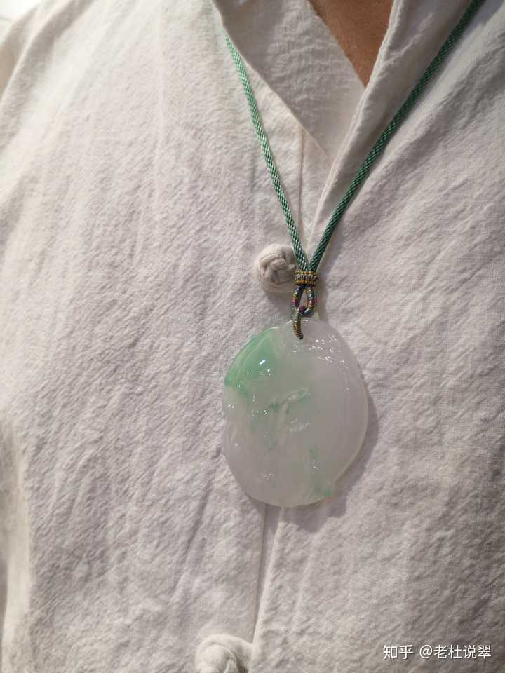 女孩子想要挑个玉石吊坠,什么样款式的寓意比较好?