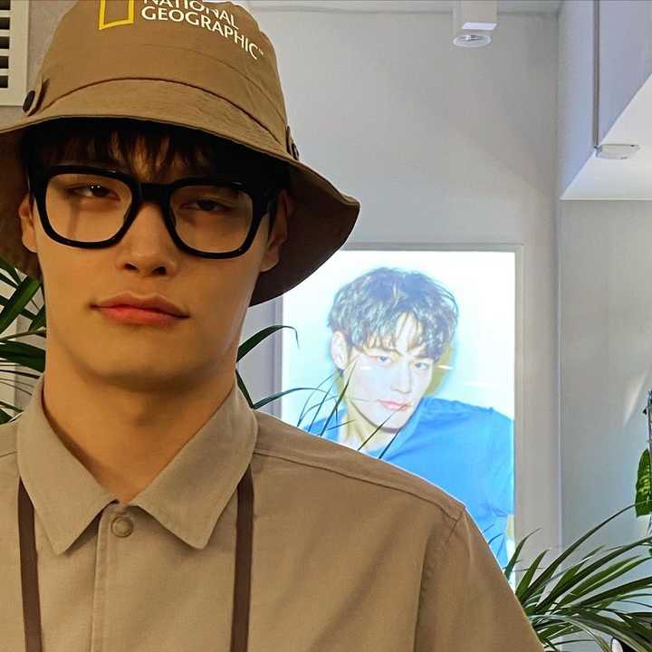 郑赫:长得帅的傻子.本业是模特,不过他说自己本来梦想是做搞笑艺人.
