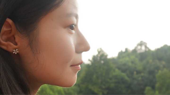 只是如题,活了二十几年拍照只有侧脸能用,可能归功于遗传了妈妈的高