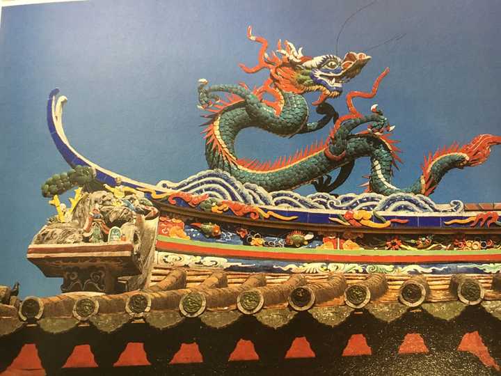 闽南的宗教建筑装饰也是花俏艳丽,在平脊上往往饰以双龙,火球或宝塔
